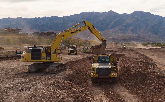 PC490 excavator with articulated truck HM400 working