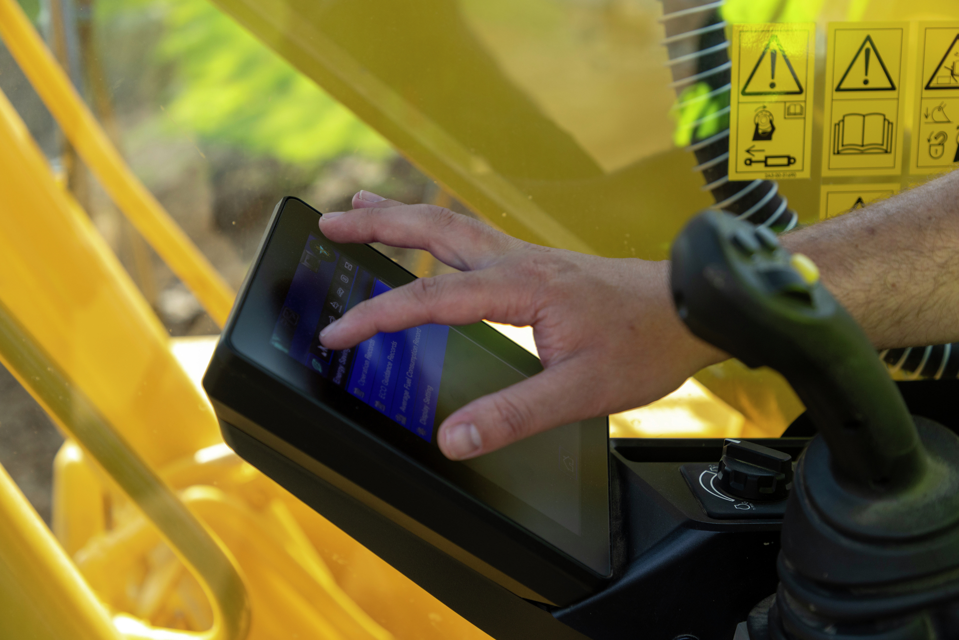 Intuitive and customizable cab monitor