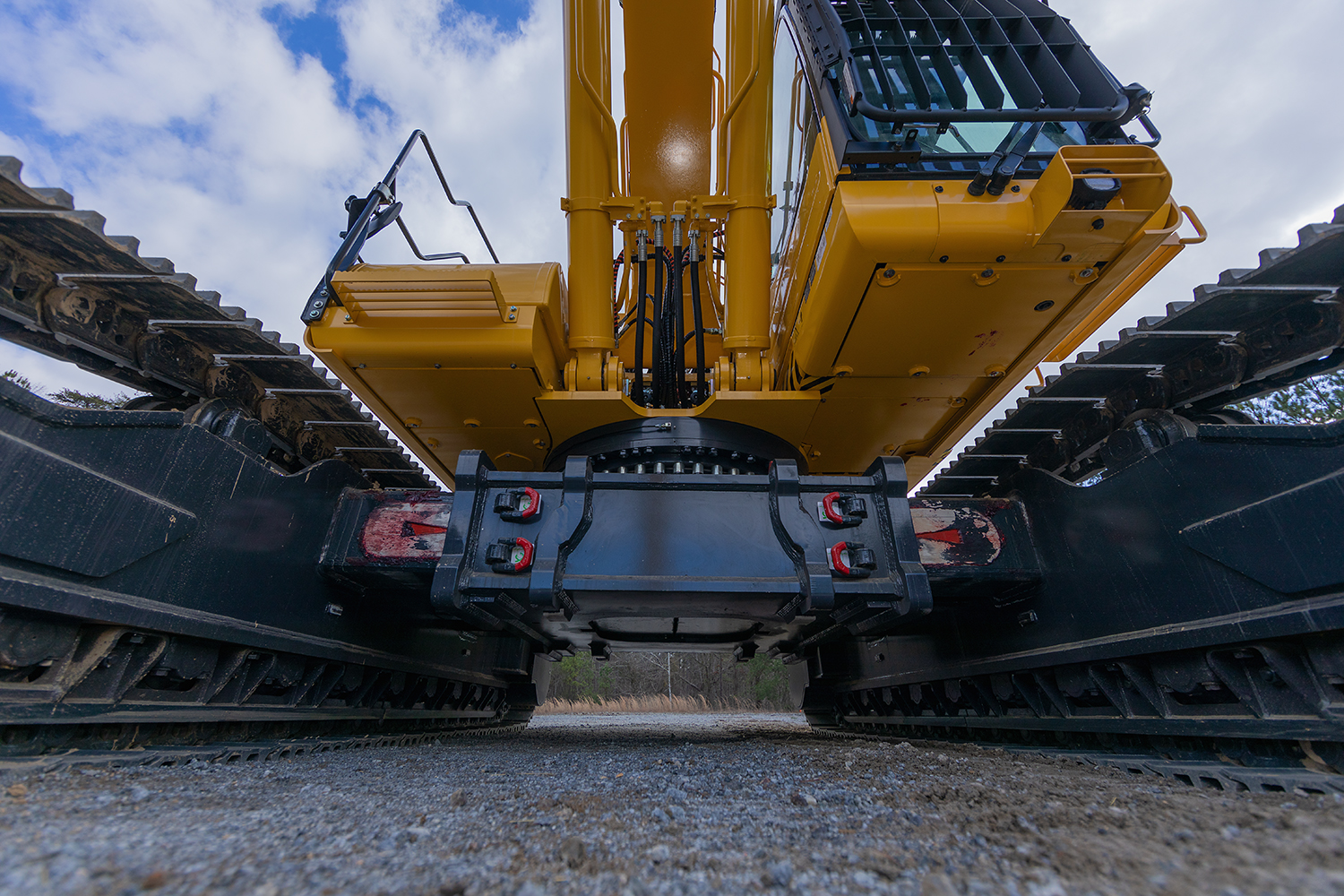 Hydraulically expandable undercarriage